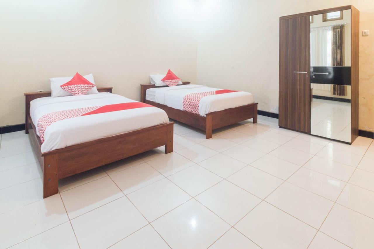 Oyo 1688 Collin Beach Hotel Ambon Exterior foto