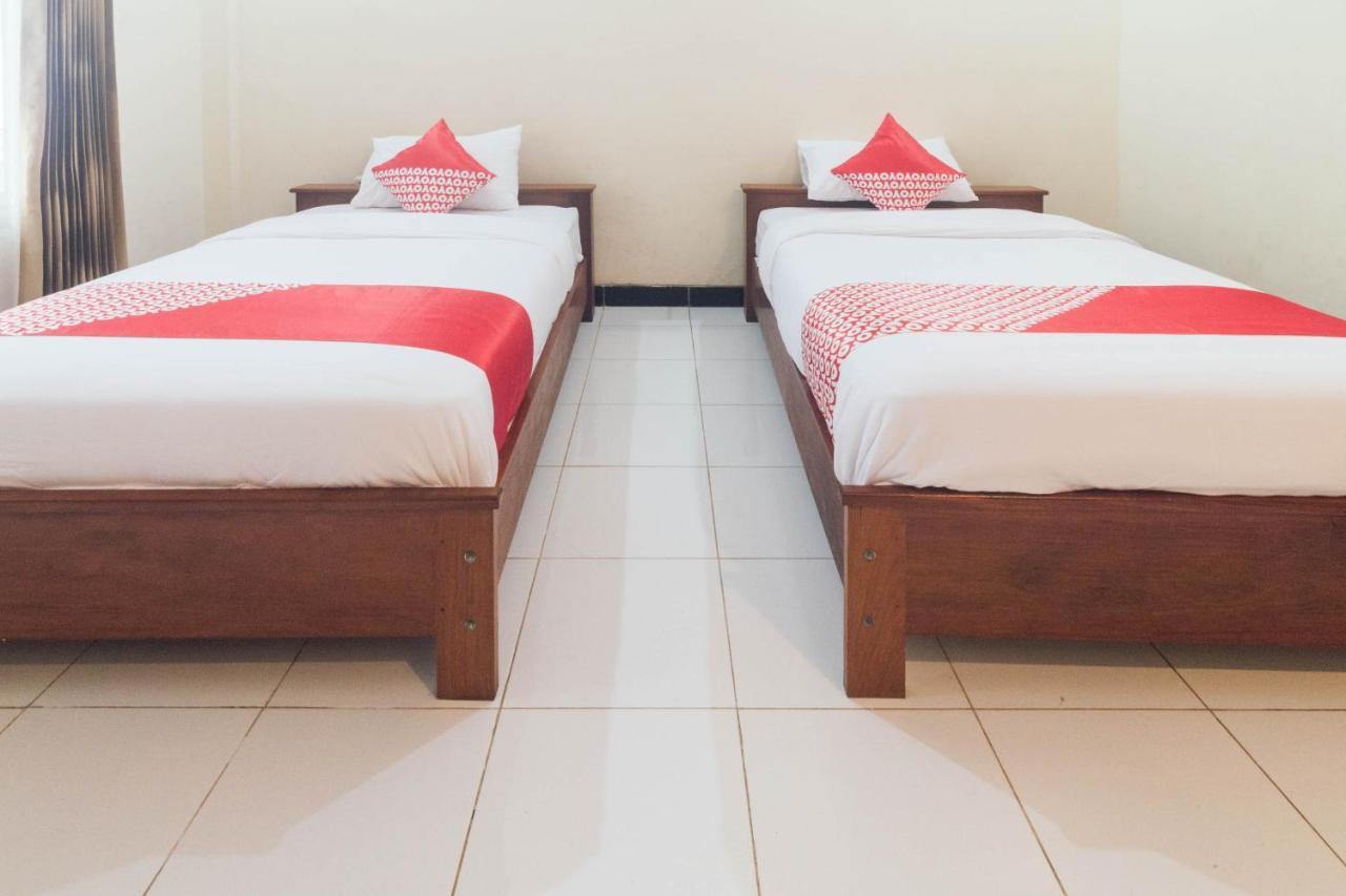 Oyo 1688 Collin Beach Hotel Ambon Exterior foto